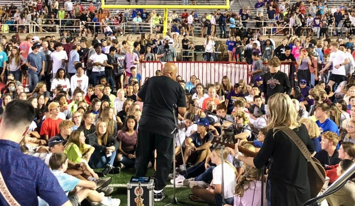 ‘You will never go wrong following Jesus’: Students challenge classmates at ‘Fields of Faith’