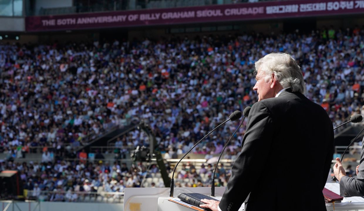 Franklin Graham Shares the Gospel with 70,000 in Seoul, South Korea