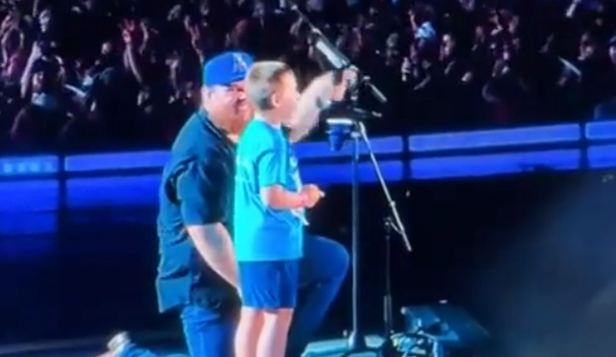 Luke Combs Brings Young Fan Battling Cancer on Stage to Sing ‘Fast Car’